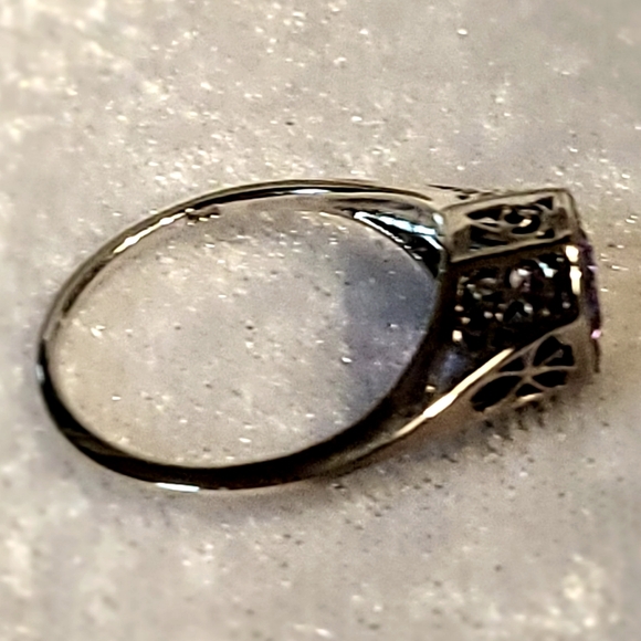 Elegant .925 Sterling Silver Amethyst Ring - Picture 3 of 3